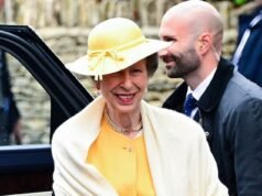 La principessa Anna sorride mentre sfida la pioggia per vedere suo figlio sposare l’infermiera del servizio sanitario nazionale Harriet Sperling