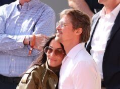 Brad Pitt, 62 anni, e la sua fidanzata Ines de Ramon, 33 anni, sembrano innamorati mentre guardano la finale femminile agli Open di Francia