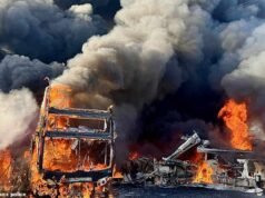 Più di 30 autobus a due piani vanno in fiamme al deposito mentre la polizia avvia un’indagine sull’incendio doloso
