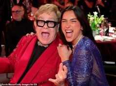 Elton John fa una serenata a Dua Lipa e Callum Turner con l’interpretazione di Your Song alla sontuosa cerimonia di matrimonio italiana della coppia dopo la corsa dell’ultimo minuto con un jet privato
