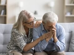 Tuo marito ha improvvisamente problemi imbarazzanti in camera da letto? La maggior parte delle persone pensa che sia solo una parte normale dell’invecchiamento, ma questo è ciò che sta realmente accadendo… e perché il Viagra non è la soluzione: DR MAX PEMBERTON