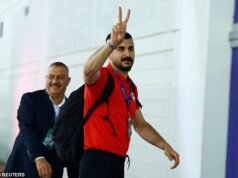 La stella della Coppa del Mondo irachena viene interrogata per sette ore all’aeroporto O’Hare di Chicago mentre al fotografo della squadra viene negato l’ingresso in America
