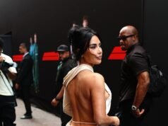 Kim Kardashian trasforma il Gran Premio di Monaco in un tappeto rosso mentre arriva a tifare per il fidanzato Lewis Hamilton in un audace abito senza schienale