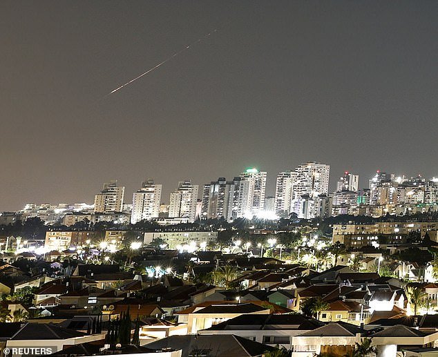 109190861-15881323-A_streak_of_light_illuminates_the_sky_during_a_missile_attack_fr-m-87_1780864602252.jpg