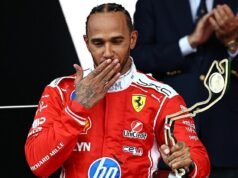 Lewis Hamilton manda un bacio a Kim Kardashian dal podio della F1… dopo che la “maleducata” star dei reality viene criticata per aver snobbato un giornalista