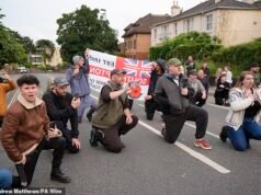 I manifestanti di Henry Nowak si inginocchiano e cantano “Non riesco a respirare” fuori dalla stazione di polizia di Southampton