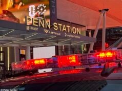 Diverse persone sono state pugnalate con furia alla Penn Station di New York 24 ore prima della visita di Trump al Madison Square Garden per la partita delle finali dei Knicks