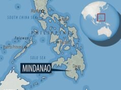 Almeno 12 morti dopo il forte terremoto di magnitudo 7.8 che ha colpito le Filippine mentre gli edifici crollano e la minaccia dello tsunami spinge la gente del posto a correre su un terreno più elevato