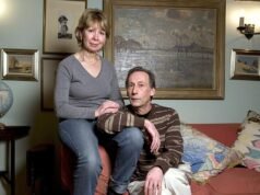 Nella nuova vita della star caduta in disgrazia di The Thick of It Chris Langham: vent’anni dopo che il comico della BBC è stato incarcerato per aver rubato immagini di bambini, il Mail rivela un sorprendente cambiamento di carriera – con sua moglie ancora al suo fianco