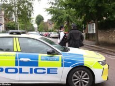 Donna, 19 anni, uccisa a colpi di arma da fuoco in casa a Barnet mentre la polizia avvia un’indagine per omicidio