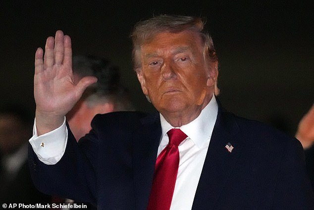 109234905-15887129-Donald_Trump_gestures_as_he_steps_off_Air_Force_One_early_Tuesda-a-2_1781045680303.jpg