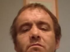Nella foto: vittima gravemente ferita in un “attacco con coltello da parte di richiedenti asilo” a Belfast mentre un sudanese accusato di tentato omicidio