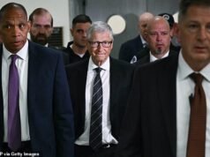 SORRIDENTE Bill Gates arriva per Epstein che griglia a Capitol Hill dopo sordide e-mail sulle malattie sessualmente trasmissibili da parte di “ragazze russe”