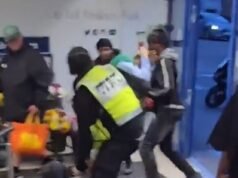 Una banda di delinquenti si scontra con una guardia di sicurezza all’interno del supermercato Lidl, a nord di Londra