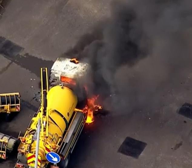 109264229-15889665-A_tanker_was_set_on_fire_in_Belfast_with_fire_crews_currently_wo-m-29_1781120527714.jpg