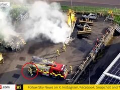 Momento in cui due vigili del fuoco combattono tra loro mentre i loro colleghi combattono contro l’incendio di un camion durante le rivolte di Belfast