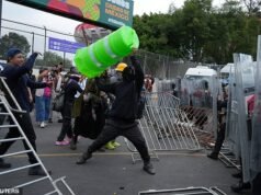 Il caos esplode fuori dallo stadio della Coppa del Mondo di Città del Messico mentre i manifestanti combattono con la polizia antisommossa e un uomo soffre di infarto