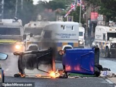 Una barricata improvvisata viene data alle fiamme vicino alle case di Belfast nella terza notte di scontri per l'”attacco con coltello” dei migranti sudanesi