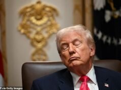 Don Snoreleone! È così che gli addetti ai lavori della Casa Bianca chiamano Trump mentre continua ad appisolarsi durante le riunioni. Quindi, mentre domenica compirà 80 anni, FREDDY GRAY chiede se il presidente degli Stati Uniti sia a corto di energie