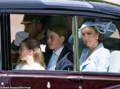 La principessa del Galles stupisce con un elegante abito blu insieme ai suoi figli Prince George, 12, Princess Charlotte, 11, e Prince Louis, 8, mentre arrivano per Trooping the Colour