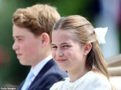 Il mini-me di Kate! La principessa Charlotte, 11 anni, abbina sua madre in un abito bianco e blu mentre viaggiano insieme durante la parata del compleanno del re