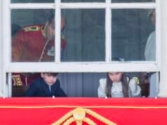 Uno sguardo reale: la principessa Charlotte e il principe Louis danno una sbirciatina giocosa alla folla del Trooping the Colour attraverso la finestra di Buckingham Palace prima di raggiungere i genitori sul balcone