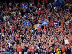 I tifosi scozzesi si scatenano in casa e a Boston – compreso Rod Stewart – mentre la loro squadra vince al ritorno alla Coppa del Mondo dopo 28 anni di assenza