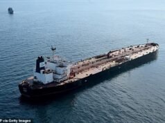 I Royal Marines salgono a bordo della petroliera russa della “flotta ombra” nella Manica in una drammatica operazione notturna… mentre Starmer parla di difesa in mezzo al caos dei finanziamenti