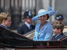 Momento in cui Kate lancia un’occhiataccia agli antimonarchici mentre loro fischiano lei, George, Louis e Charlotte al Trooping the Colour