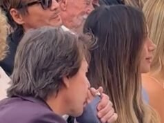 Victoria Beckham riceve un tenero bacio sulla mano dall’amico Tom Cruise mentre siede in mezzo alla loro famiglia durante la cerimonia della David’s Walk Of Fame