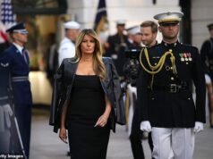 Melania stupisce vestita di nero mentre arriva con la scorta militare per la resa dei conti UFC sul prato della Casa Bianca