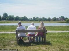 Preparatevi per un’ondata di caldo di quattro giorni: il Met Office afferma che le temperature saliranno verso i 30°C da giovedì mentre il governo emette un allarme sanitario per il caldo