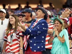 I tifosi americani della Coppa del Mondo vengono derisi per i loro canti addomesticati mentre i turbolenti tifosi europei invadono gli Stati Uniti