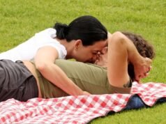 Katy Perry e Justin Trudeau sembrano adolescenti innamorati mentre si baciano durante un romantico picnic