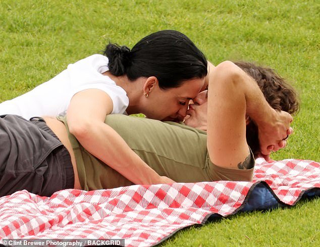 109369783-15902169-Katy_Perry_and_beau_Justin_Trudeau_were_seen_kissing_and_laying_-a-115_1781557490351.jpg