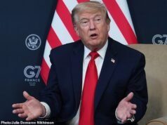Trump dice che “pioverà l’inferno” sull’Iran se otterrà un’arma nucleare secondo i termini dell’accordo e critica le affermazioni che gli Stati Uniti dovranno pagare ingenti somme a Teheran