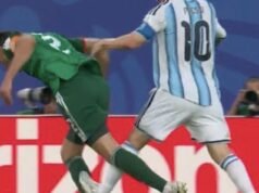 I tifosi della Coppa del Mondo affermano che il torneo è truccato poiché Lionel Messi evita un cartellino rosso dopo aver calpestato il rivale prima di segnare una tripletta