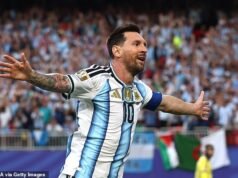 Lionel Messi entra nella storia della Coppa del Mondo mentre l’Argentina eguaglia il record di gol con una strepitosa tripletta nella vittoria per 3-0 sull’Algeria