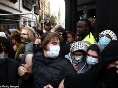 I manifestanti che indossano la kefiah si tengono sotto braccio per cercare di impedire alle persone di partecipare alla visita di Tommy Robinson alla Oxford Union, mentre i pub sbattono le finestre e chiudono presto in mezzo agli avvertimenti di “disordini”