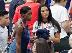 La fidanzata americana di Jude Bellingham tifa per l’Inghilterra insieme a sua madre, nel mezzo di una faida con la madre senzatetto