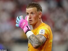 Thomas Tuchel è stato avvistato in un’accesa discussione con Jordan Pickford durante la gara d’apertura della Coppa del Mondo tra Inghilterra e Croazia: “Fai come ti ho detto!”