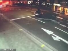 Il conducente ubriaco catapulta in aria il motociclista mentre aspetta al semaforo rosso