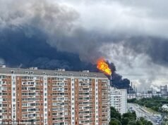 Il drone fa esplodere in cielo un deposito petrolifero russo mentre l’Ucraina colpisce Mosca con il più grande attacco degli ultimi anni, provocando evacuazioni