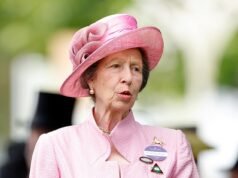 La parsimoniosa Anne colpisce ancora! La Principessa Reale esce con un tailleur rosa di 25 anni per Royal Ascot