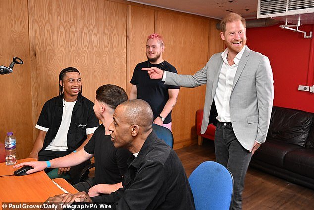 109435953-15910371-Prince_Harry_met_social_action_groups_and_local_charities_on_a_v-a-1_1781783868921.jpg