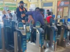 Infine! I controllori dei biglietti finalmente diventano duri con gli evasori: il lavoratore TfL, eroe del momento, spinge l’uomo di nuovo nella stazione mentre cerca di uscire con la forza senza pagare