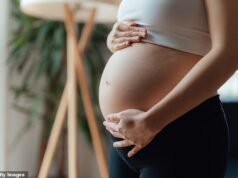 Piegarsi in avanti e camminare a lungo al lavoro possono aumentare il rischio di aborto spontaneo all’inizio della gravidanza, secondo uno studio