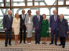 È la grande giornata dei Democratici! I Clinton si affiancano a Bush mentre i magnati liberali Oprah e Colbert partecipano alla cerimonia di inaugurazione della biblioteca di Obama