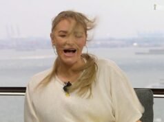 “C’è un po’ di vento, vero, Laura Woods?” Forti raffiche di vento colpiscono e minacciano di distruggere il set di copertura della Coppa del Mondo di ITV