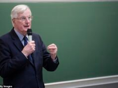 L’ex capo negoziatore dell’UE sulla Brexit Michel Barnier suggerisce che il Regno Unito potrebbe rientrare a condizioni “speciali” un decennio dopo il ritiro del referendum